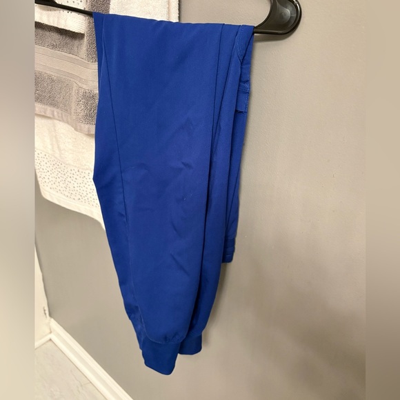 L Grey's Anatomy Women's Scrub Top, L Women's Cargo Jogger Pants in Galaxy Blue - Picture 6 of 7